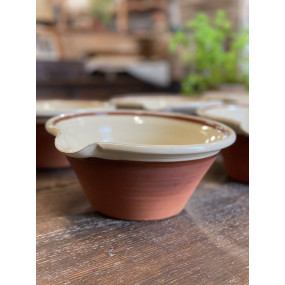 Lipped Pancheon in Old English White