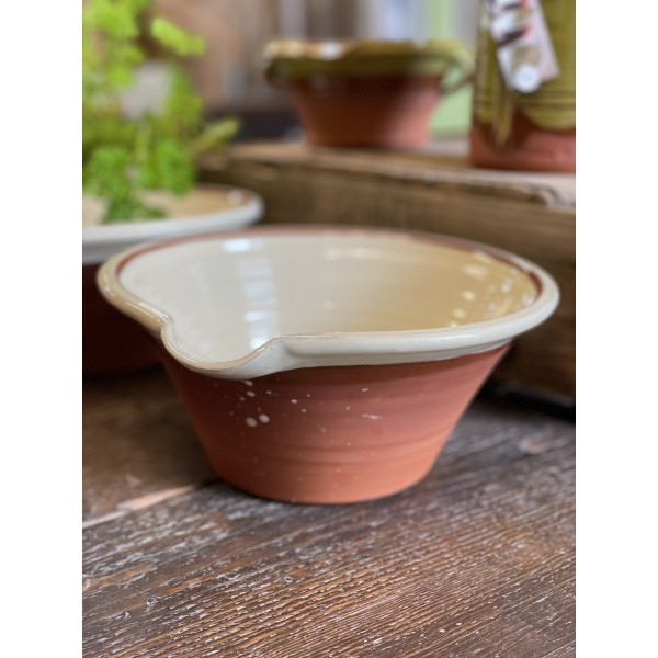 Lipped Pancheon in Old English White